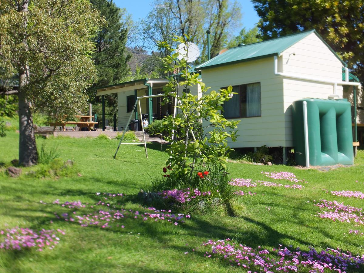 Elm Cottage Tumut Exterior photo